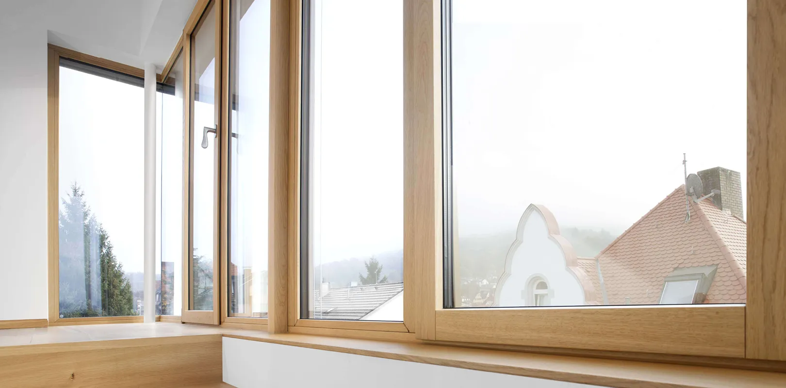 Fensterfront über Treppenaufgang, Holzfenster Unilux